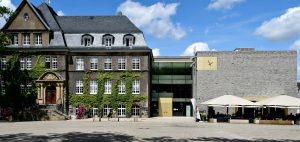 Rathaus Holzwickede – Moderner Erweiterungsbau und historischer Altbau am Marktplatz.